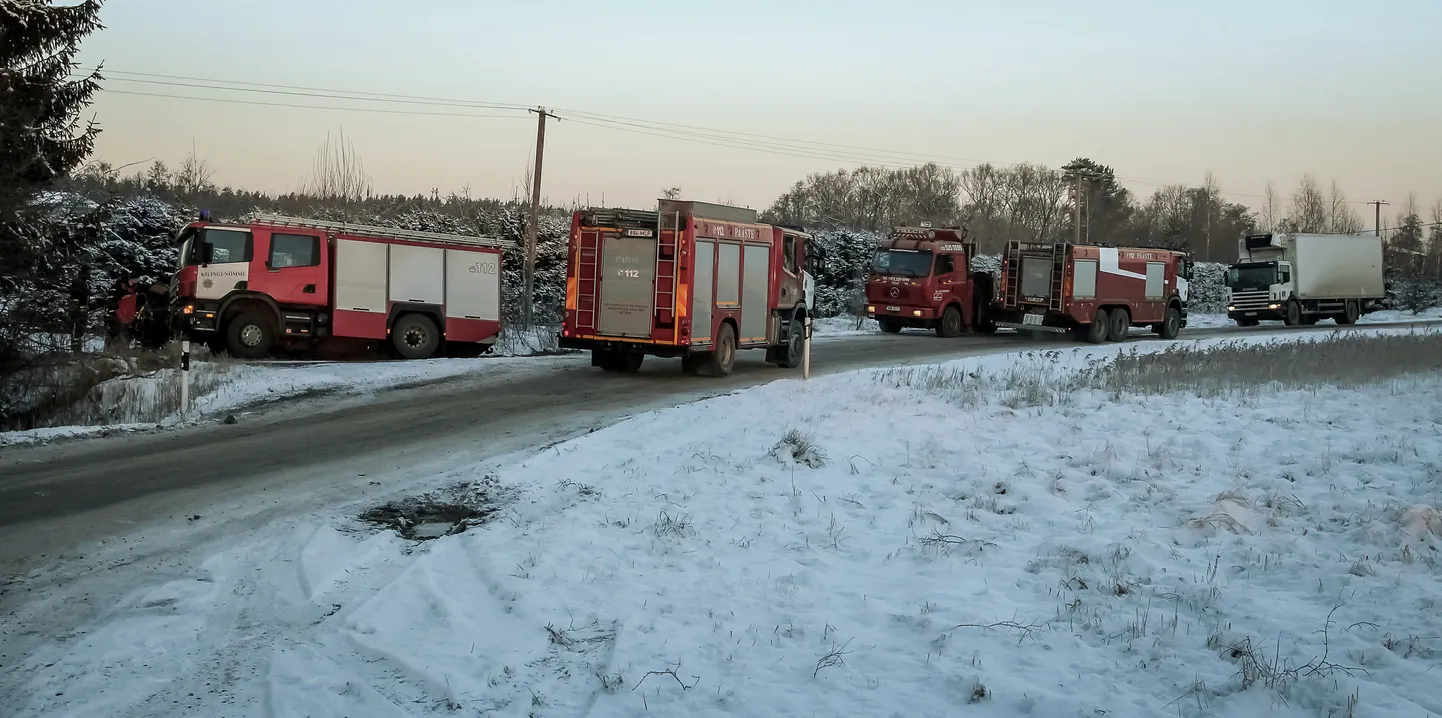 Täna hommikul Paikuse vallas Silla külas süttinud mööblivabriku tulekahjule sõitnud Kilingi-Nõmme päästekomando autole tuli põlengupaiga lähistel kitsal ja libedal teel vastu sõiduauto, mille juht ei andnud vilkuritega masinat nähes teed ja kokkupõrke vältimiseks sõiduautole ruumi tehes libises päästemasin kraavi.