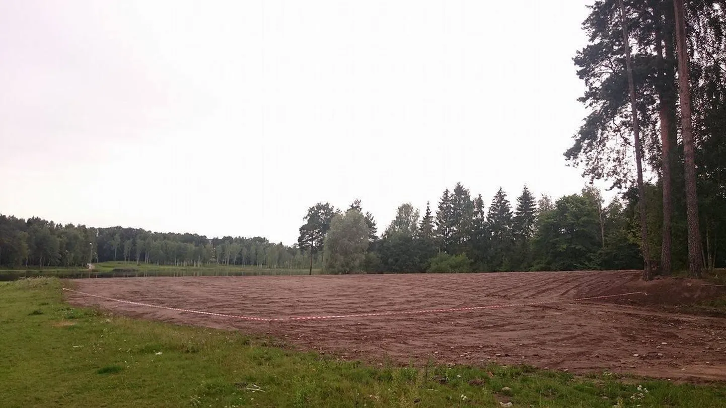 Kohas, kus seisis pikka aega punastest tellistest veneaegne tondiloss, haigutab lõpuks ometi tühjus.