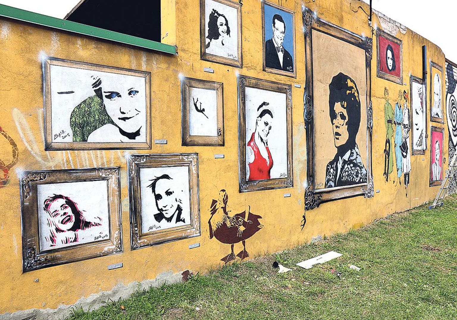 Võru ja Kastani tänava nurgal on kõrge müür, millele on kodumaiste ja rajataguste tänavakunstnike senise loomingu kõrvale tekkinud kolmeteistkümnest raamitud portreest koosnev näitus. Need näopildid on loonud grafitikunstiga juba 1990. aastate keskel alustanud tartlane Bach Babach.