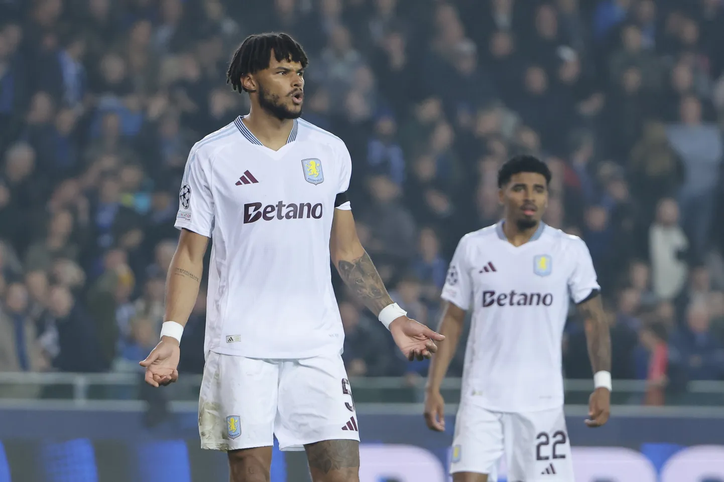 Tyrone Mings (esilplaanil) sattus keset mängu segadusse.