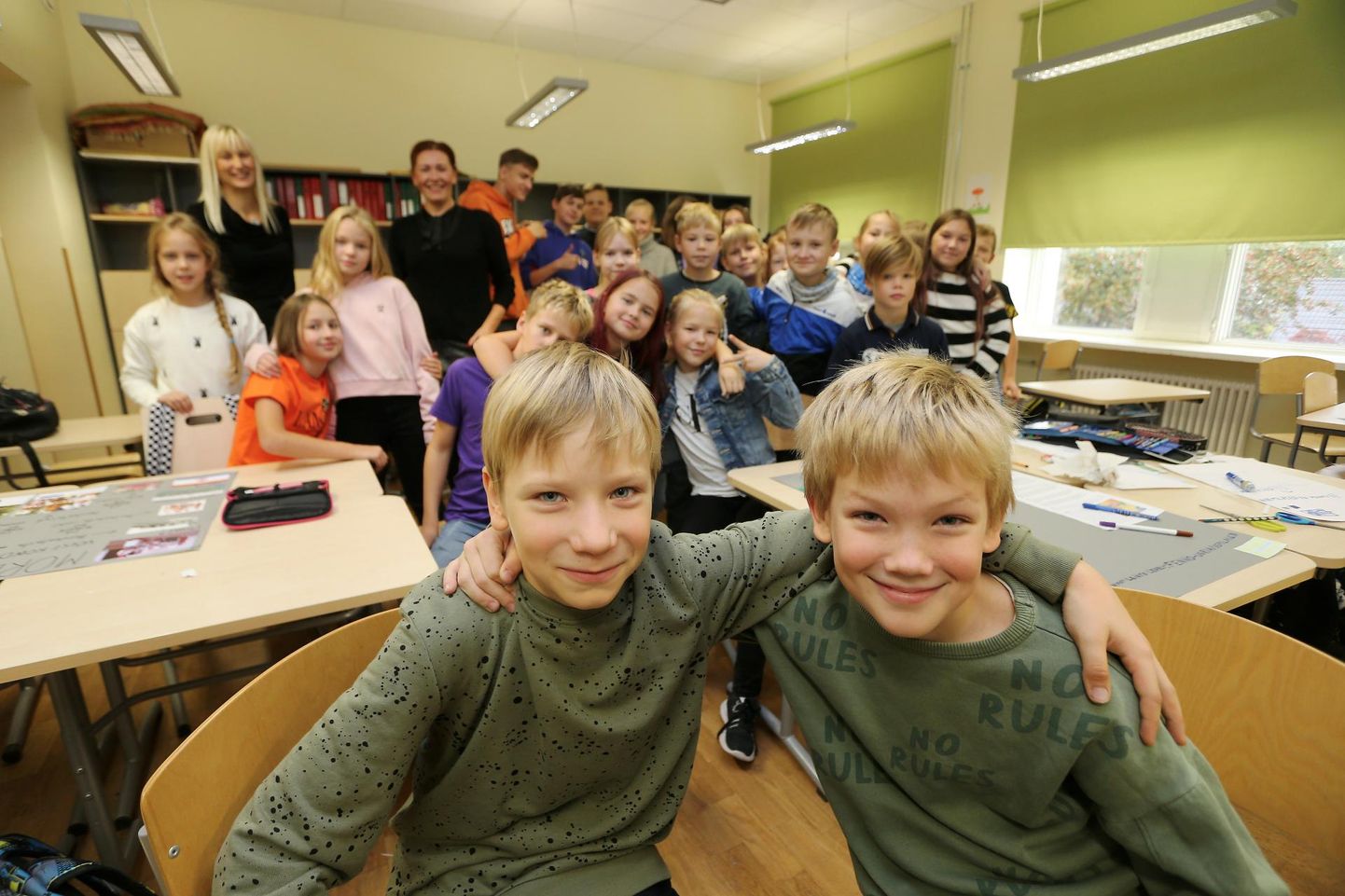 Tamme koolis hakatakse lavastama muusikali «Printsi ja kerjus». Printsi mängib Rasmus Lange (vasakul) ja kerjust Mihkel Oppar. Selja taga on neid toetamas klassikaaslased ning õpetajad Tiina Tooding (taga vasakul) ja Kersti Loim.
