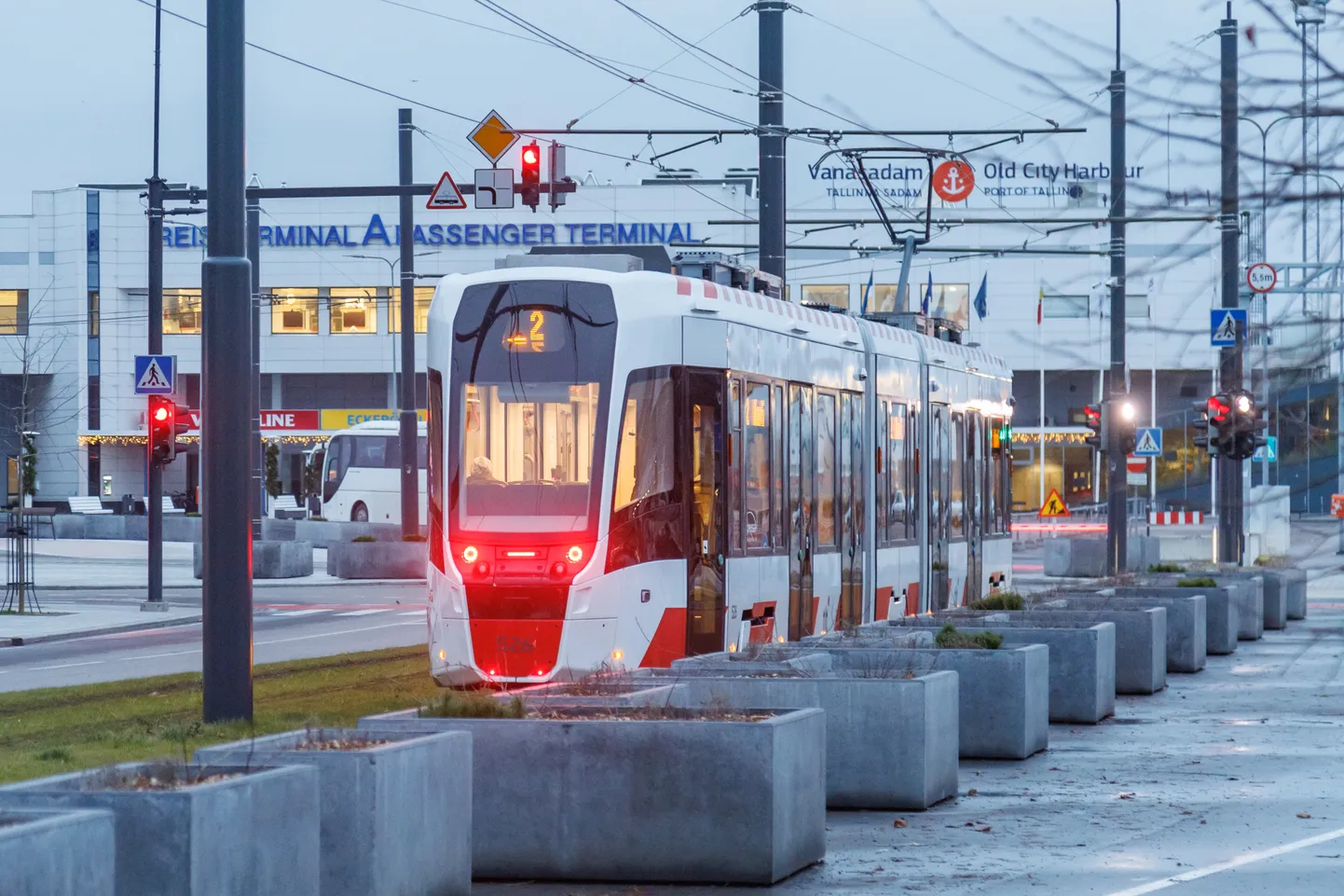 Tramm number 2 kulgeb läbi Vanasadama.