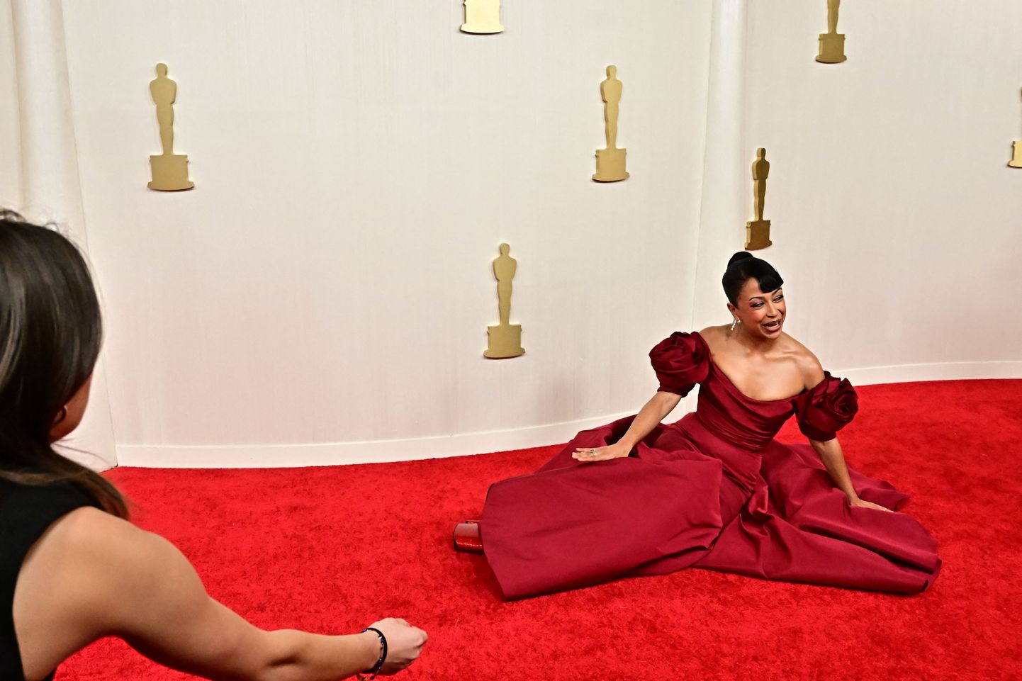 Лиза Коши упала на красной дорожке премии «Оскар-2024».
