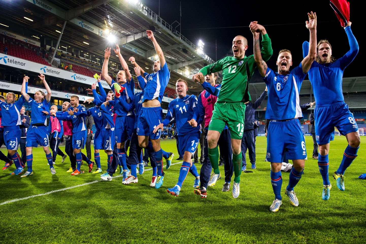 Islandi jalgpallikoondislased rõõmustamas 2014. aasta MMi play-off'i jõudmise üle.