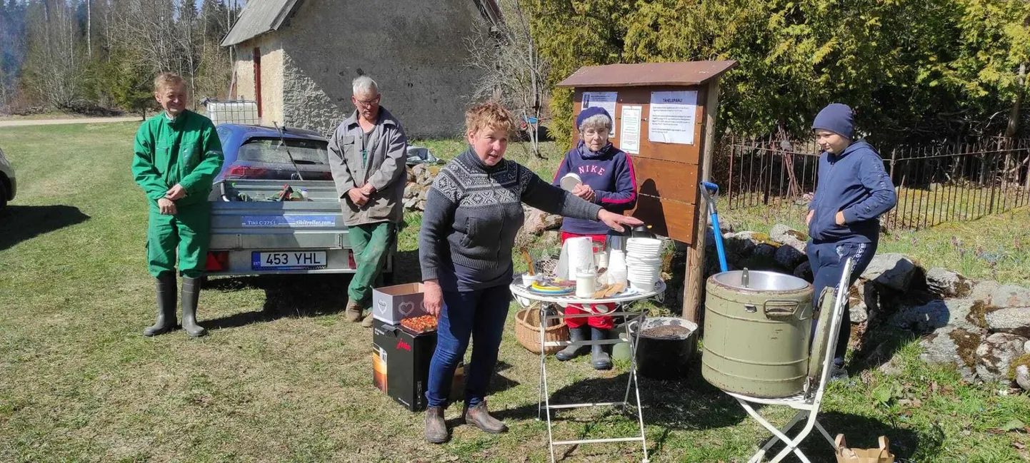 Mullune talgupäev Sipelga kalmistul lõppes ühise einega.