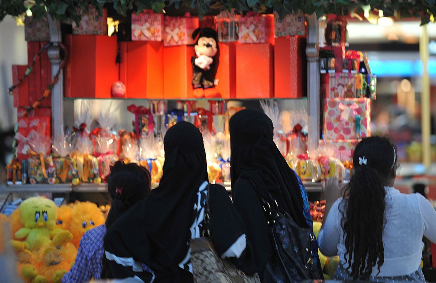 Saudi Araabia naised ja lapsed pealinnas Ar-Riyāḑis sisseoste tegemas.