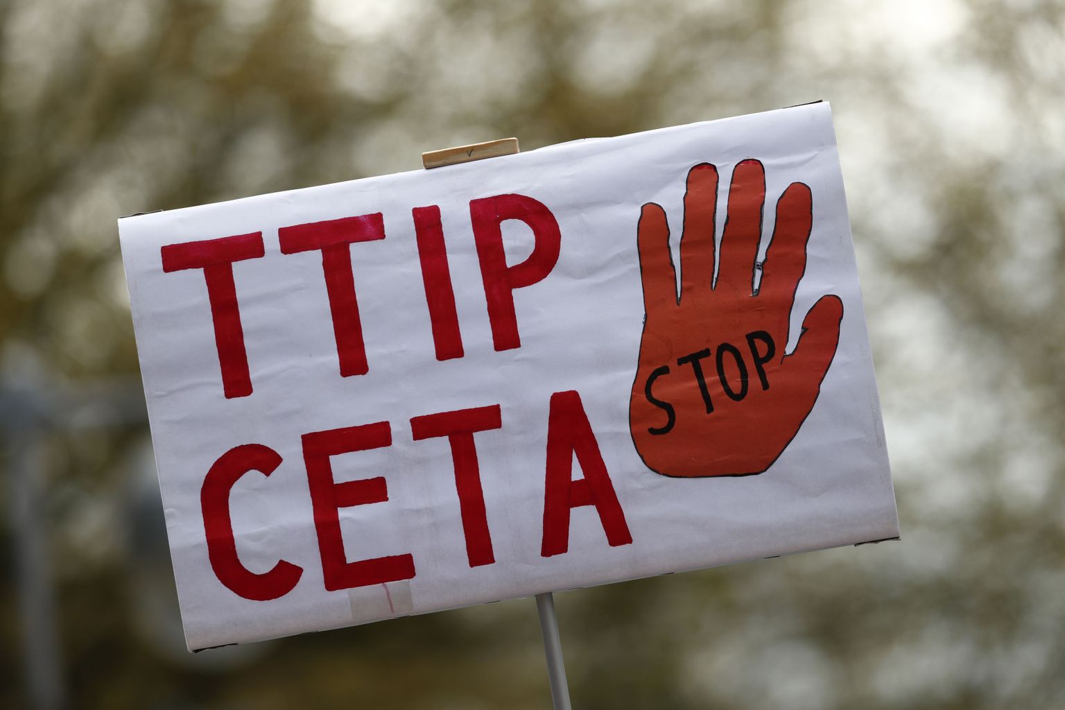 TTIPi ja CETA vastane plakat Saksamaal Hannoveris tänavu aprillis toimunud meeleavaldusel.