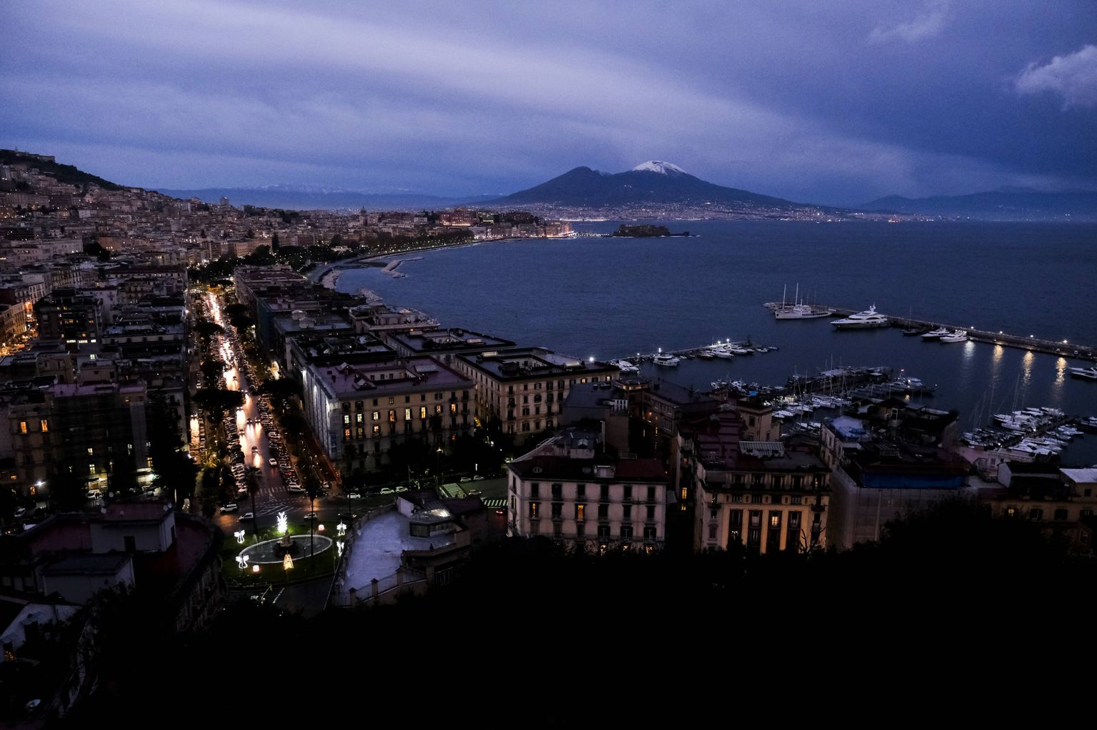 Vesuuvi vulkaan ja Napoli. Foto on tehtud 29. novembril 2021