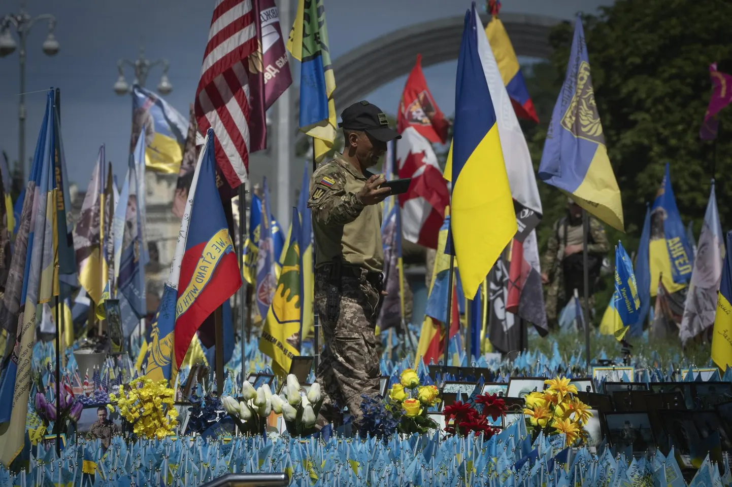 Ukraina rahvusvahelisse leegionisse kuuluv Kolumbia vabatahtlik tänavu juulis Kiievis langenud sõdurite memoriaali juures.