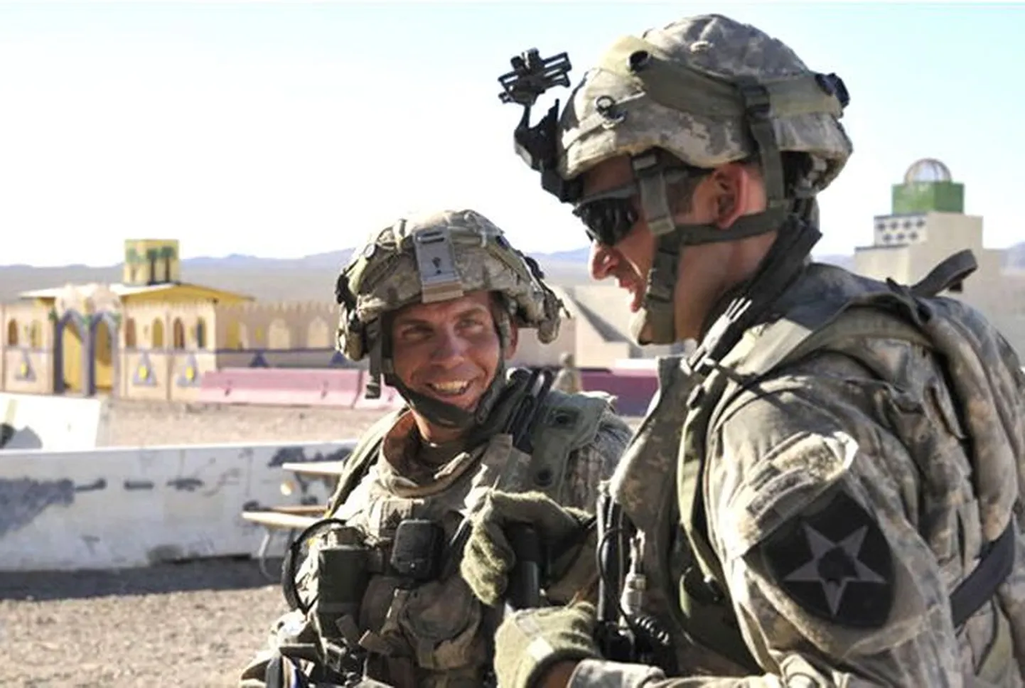 Armeeseersant Robert Bales (vasakul) 2011. aasta augustist pärineval fotol.