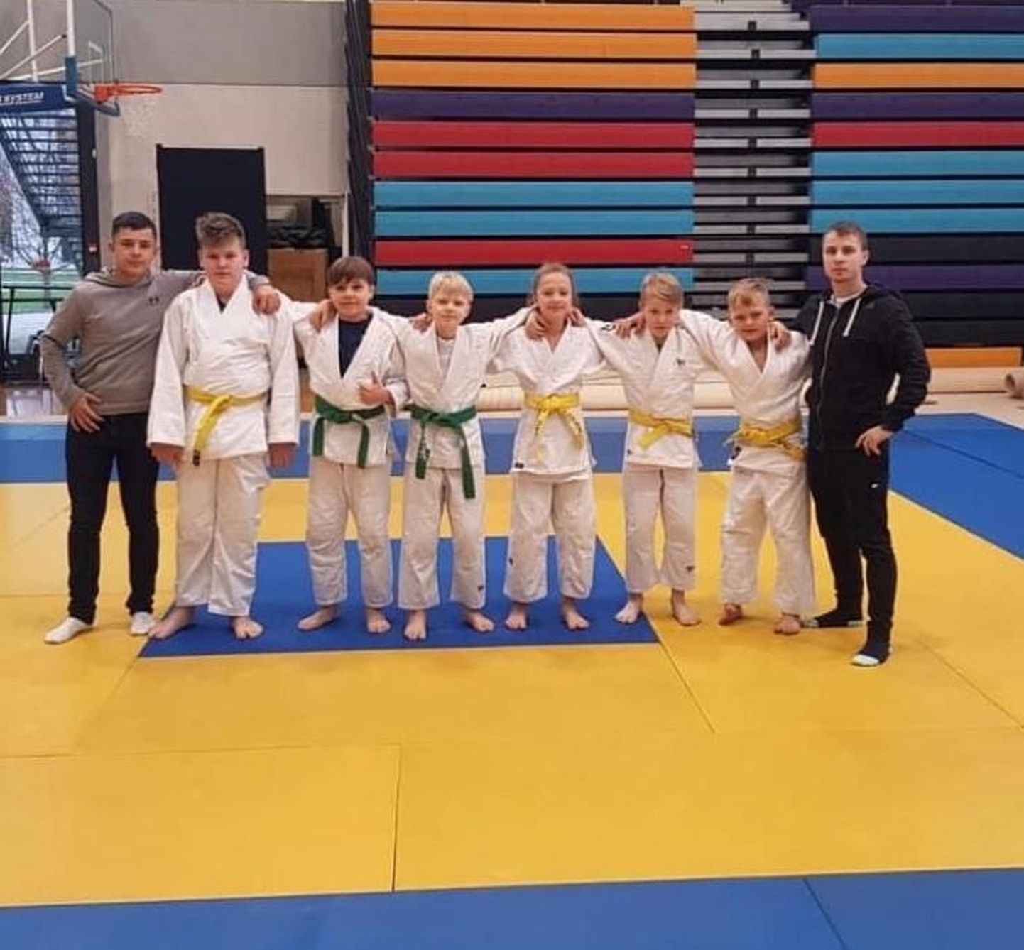 Rakvere spordikooli ja Mikado klubi judokad ning nende juhendaja Mark Tširkin (paremal) said Tartus hea noosi.