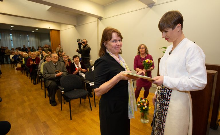 President Kersti Kaljulaid annab preemia Tiiu Jaagole.