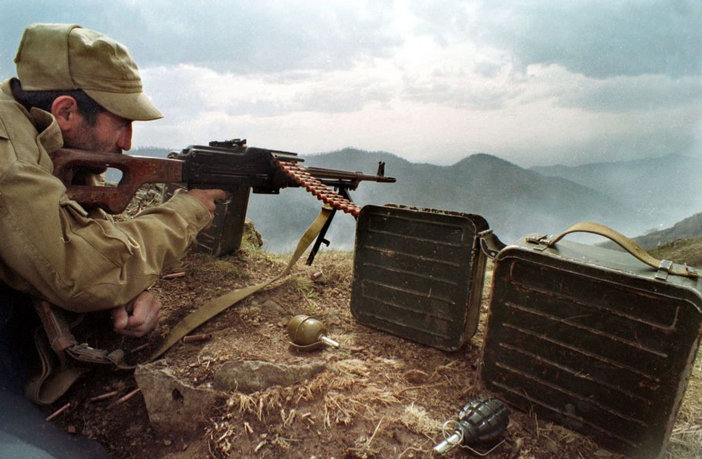 Armeenia sõdur sihtimas Aseri vägede positsiooni Mägi-Karabahhias. Pilt tehtud poolteise aastakümne eest väldanud sõja ajal..