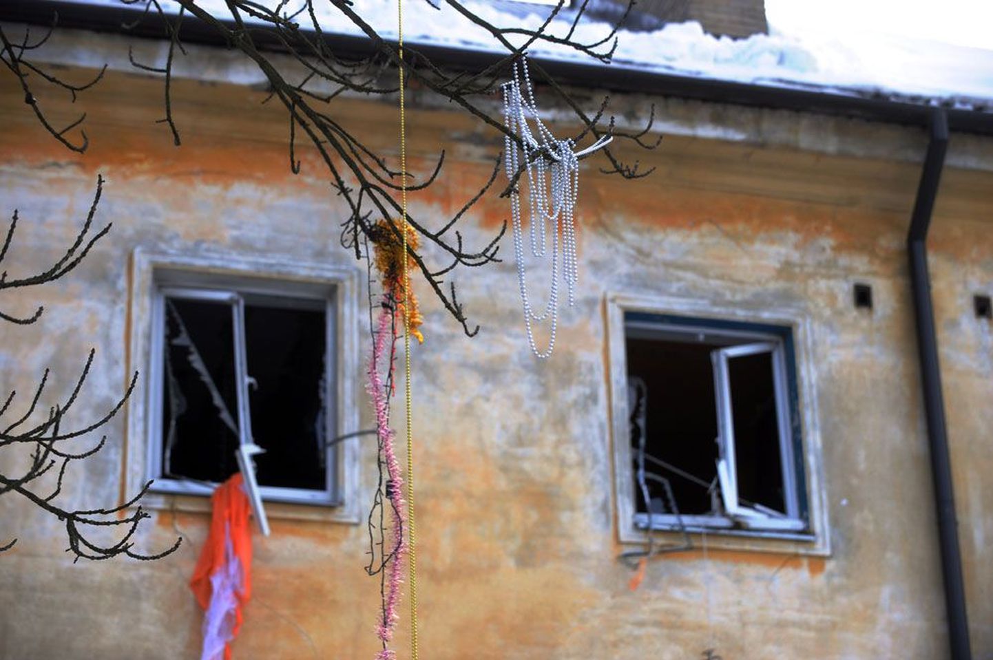 Plahvatus hävitas täielikult Tallinnas Koplis asuva Süsta 14 kortermaja kolm korterit ja paiskas akendest välja puude otsa nii kardinad kui tubades leidunud väiksema pudi-padi.