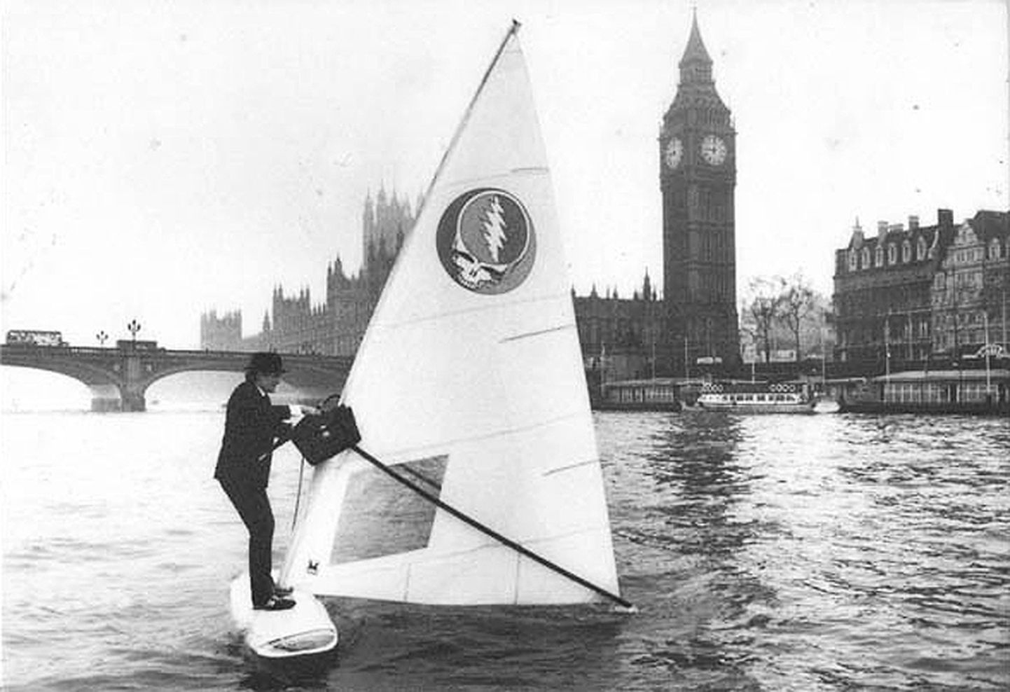Sir Alex Allan seilab Londoni kesklinnas purjelauaga tööle