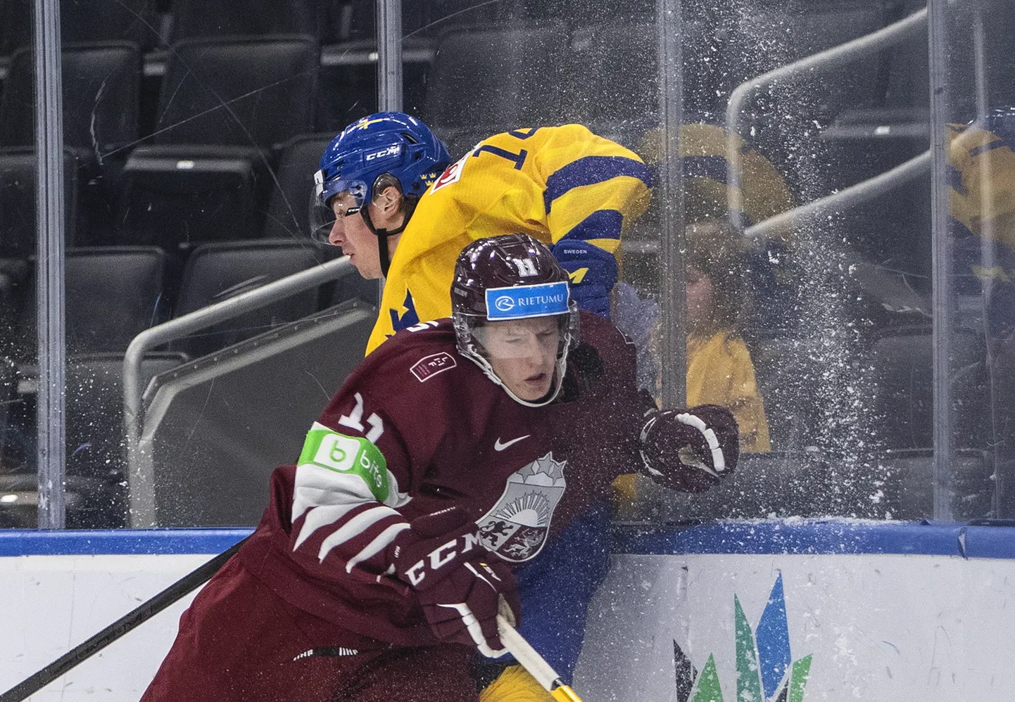 Latvijas hokejists Dans Ločmelis