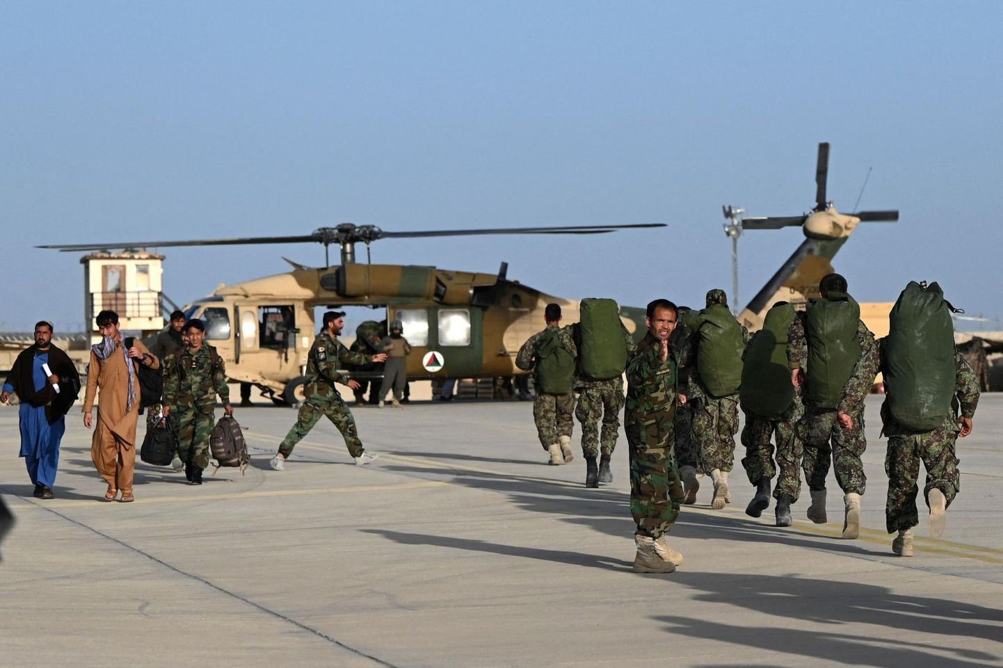 Afganistani sõdurid teel helikopterile Helmandi Lashkar Gah’ baasis, kus aastaid teenisid ka eestlased. 