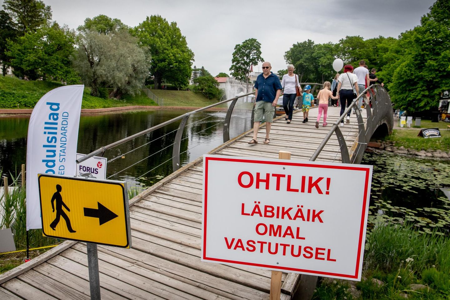 Hoolimata hoiatavast sildist ületasid Grillfesti külastajad Vallikääru silda usinalt.