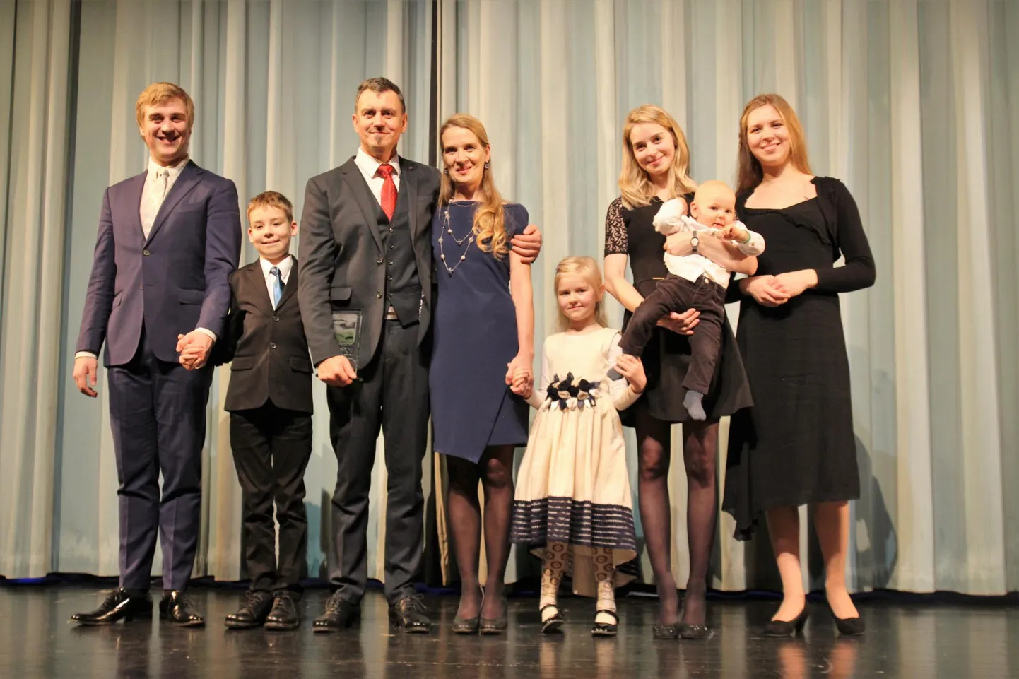 Mullune Võrumaa aasta isa Jaan Randvere oma järeltulijatega.