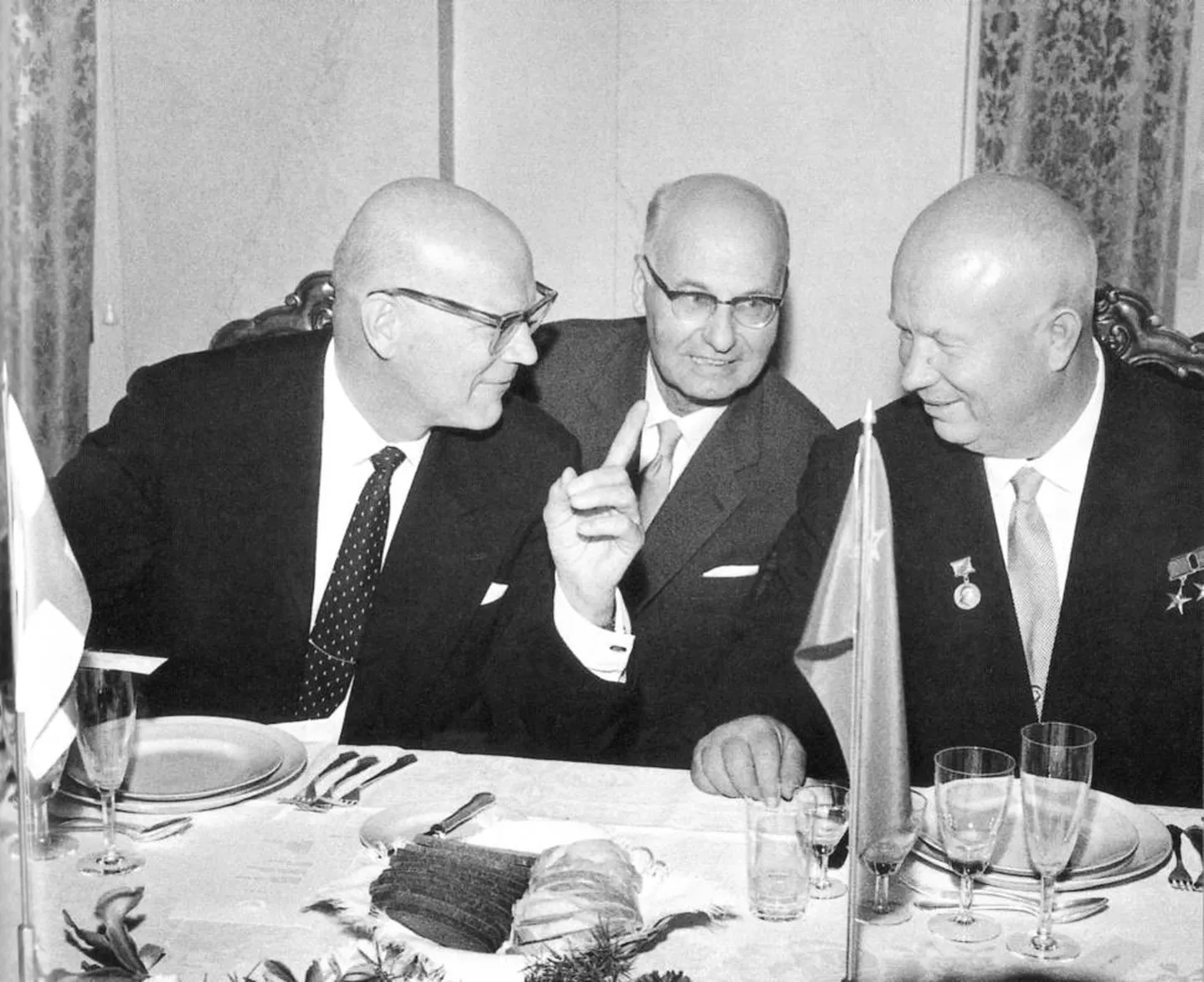 Urho Kaleva Kekkoneni 60. sünnipäev Helsingis 1960. aastal. Pidulauas on vestlushoos Soome president Kekkonen ja Nõukogude Liidu Kommunistliku Partei Keskkomitee peasekretär Nikita Hruštšov, keskel tõlk Kustaa Loikkanen.