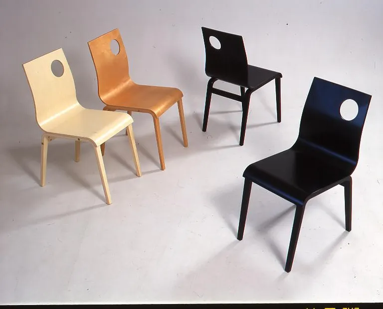 Toolid «Stak» (2001) disainis Maile Grünberg Tallinna vineeri- ja mööblivabrikule.