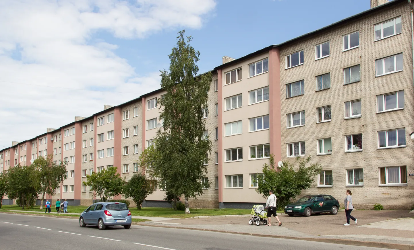 Korterelamu Kohtla-Järve kesklinnas Klaevi tänaval. PEETER LILLEVÄLI