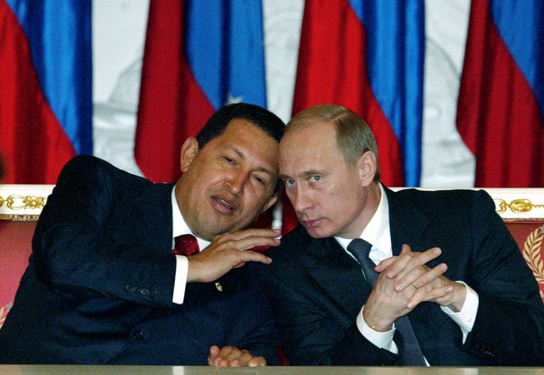 Президент Венесуэлы Уго Чавес и Владимир Путин в 2004 году.