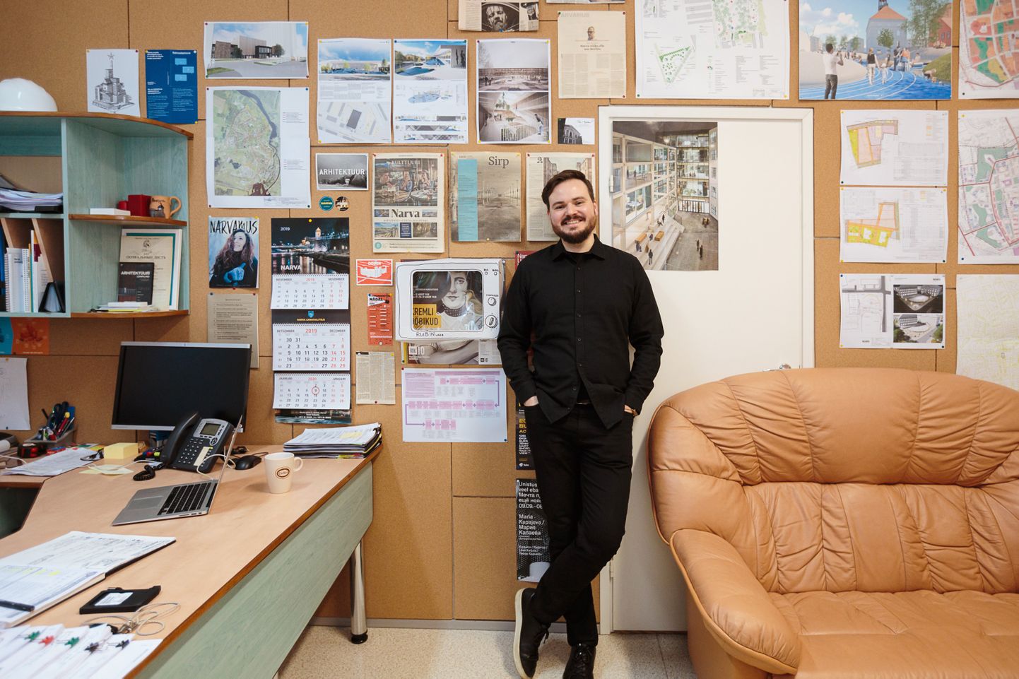Ivan Sergejev oma viimasel tööpäeval Narva peaarhitekti kabinetis. Tema selja taga seinal ilutsevad meeldetuletused ligi nelja aasta jooksul aset leidnud tähenduslikumatest ja olulisematest sündmustest. Osa neist "eksponaatidest" suundub koos Sergejeviga Tallinna.