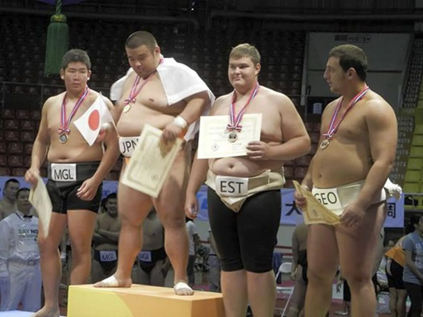 Baruto mantlipärija Toomas Braun sumo maailmameistrivõistluste autasustamisel (paremalt teine).