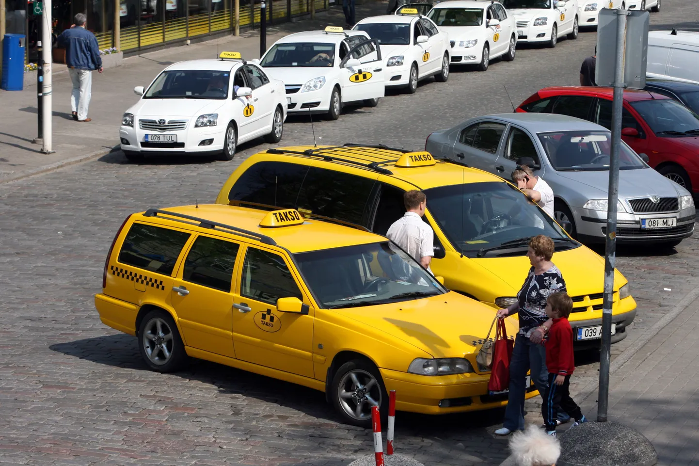 Taksod Viru tänaval, mille sohvrite pärast kõnealune seadusemuudatus ette võetakse.