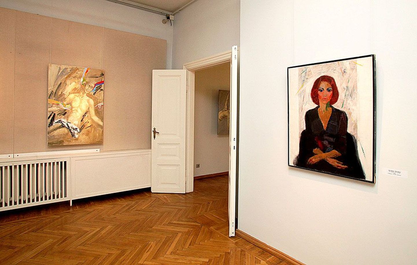 Kolmanda korruse vahesaalis on teiste hulgas portree «Rita Raave» (paremal, õli lõuendil, 1990).