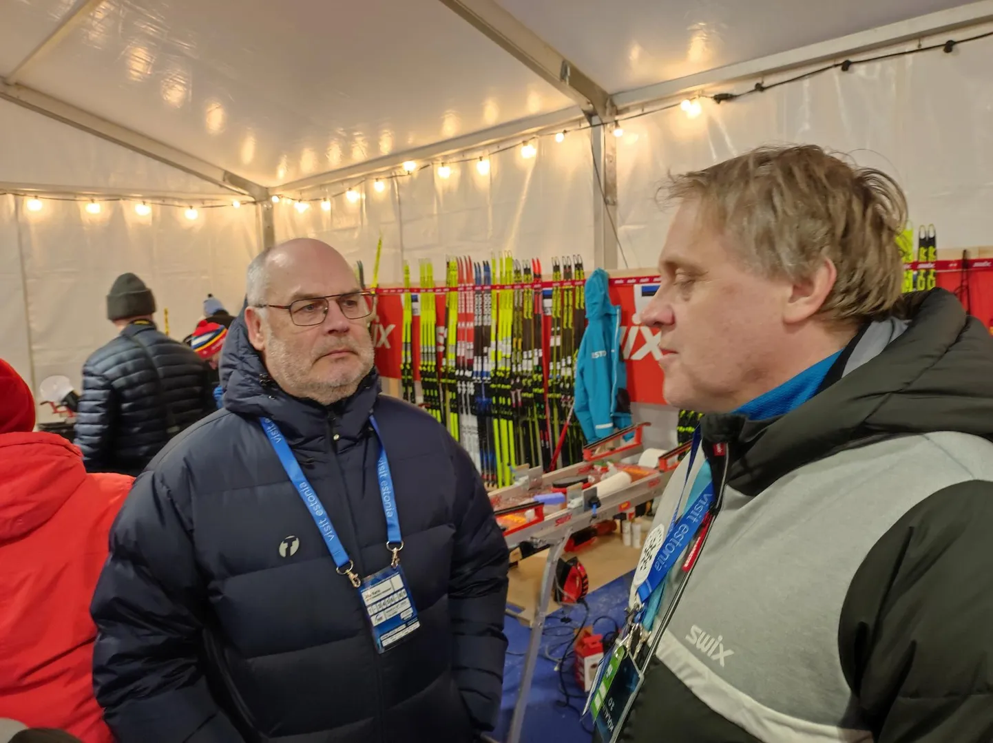 Võistluse korralduskomitee esimees Vahur Leemets (paremal) tutvustab president Alar Karisele suusamäärimise saladusi.