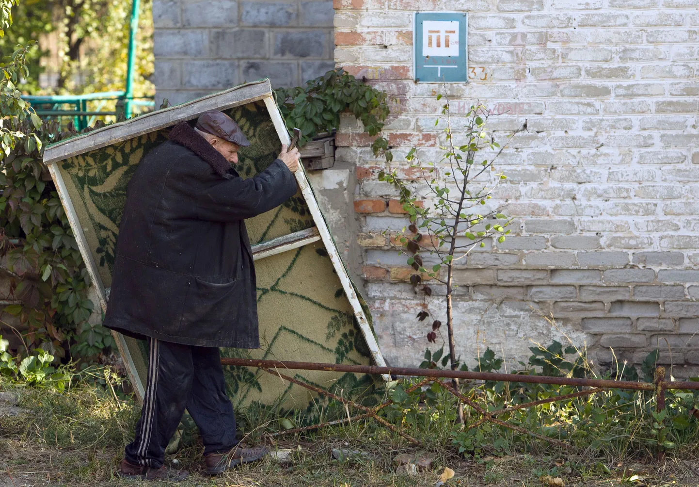 Население конфликтного региона Украины готовится к зиме, как может.