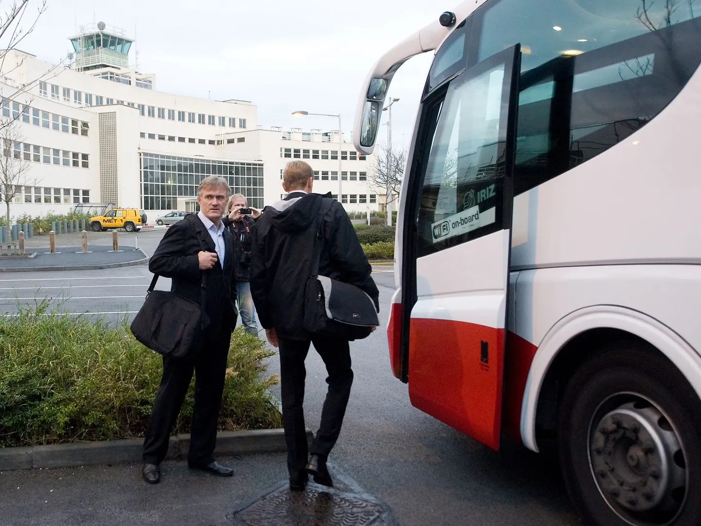 Tarmo Rüütli (vasakul) Dublinis bussi peale astumas