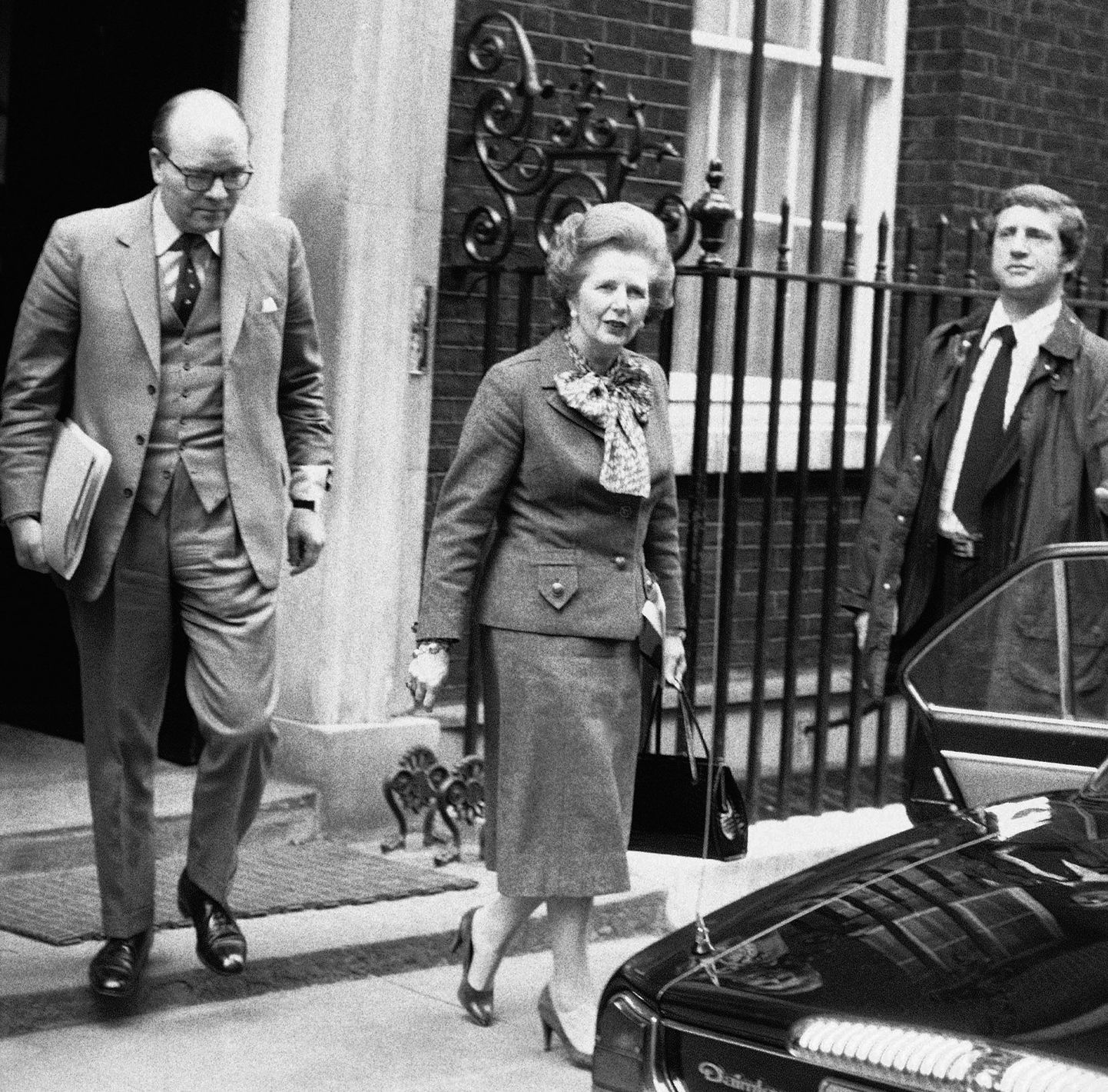 Margaret Thatcher 14. aprillil 1982. aastal oma kontori ees Downing Streetil, suundumas parlamenti Falklandi kriisi teemalisele nõupidamisele.