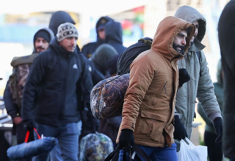 Мигранты у торгового цента в Минске.