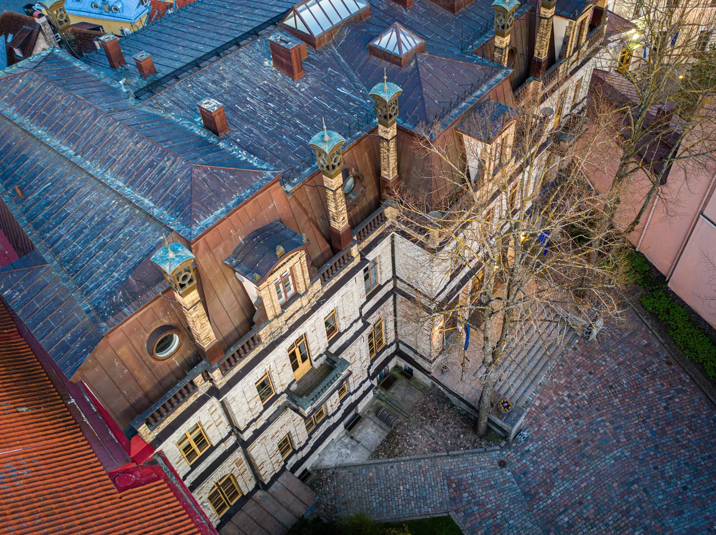 Droonifoto teaduste akadeemiast (Kohtu tn 6).