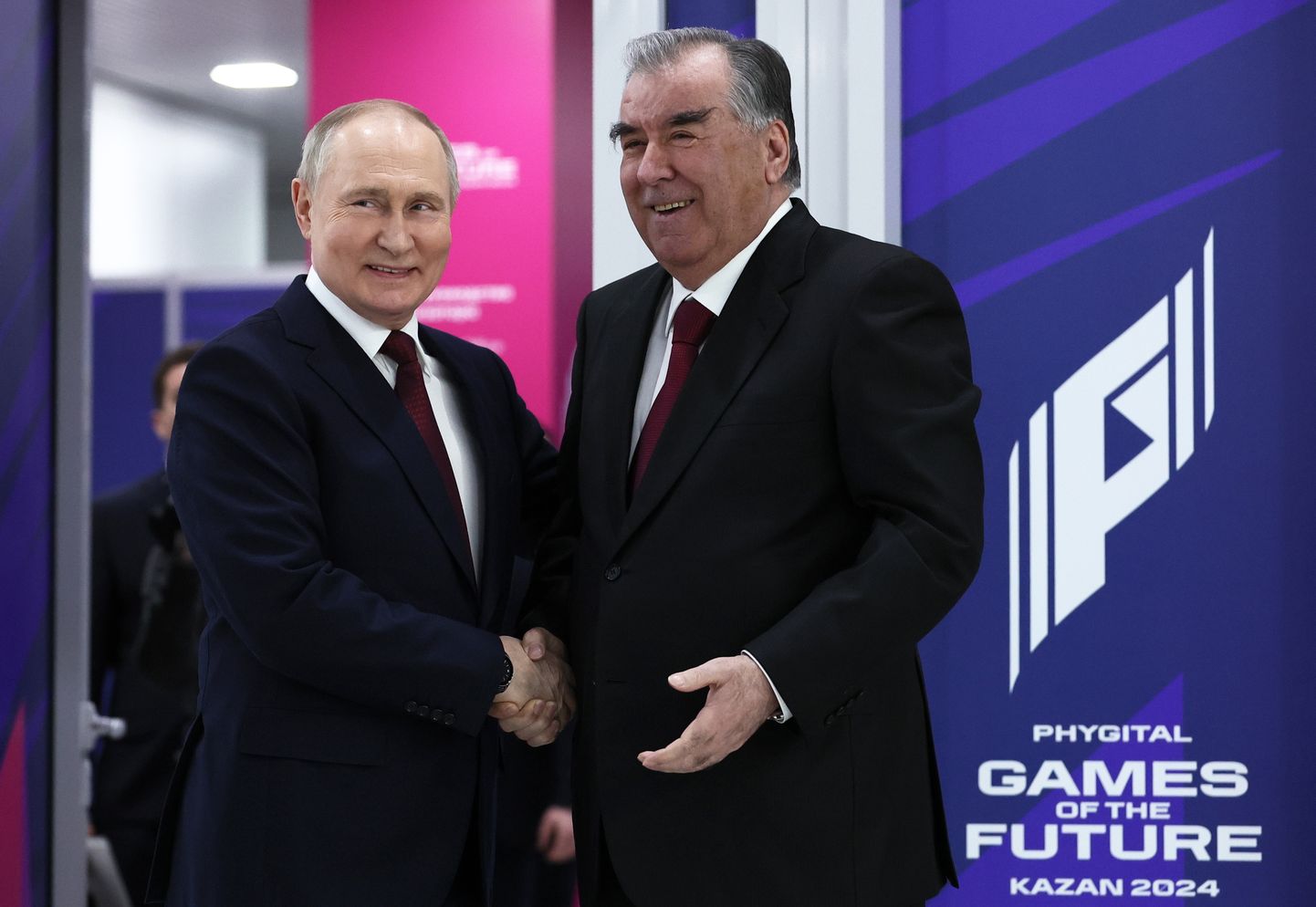 Путин и несменяемый президент Таджикистана Эмомали Рахмон приветствуют друг друга в Казани на чемпионате по фиджитал играм. Участие спортсменов из Эстонии в этом чемпионате, который прошел под патронатом Путина, вызвало скандал в феврале 2024 года.
