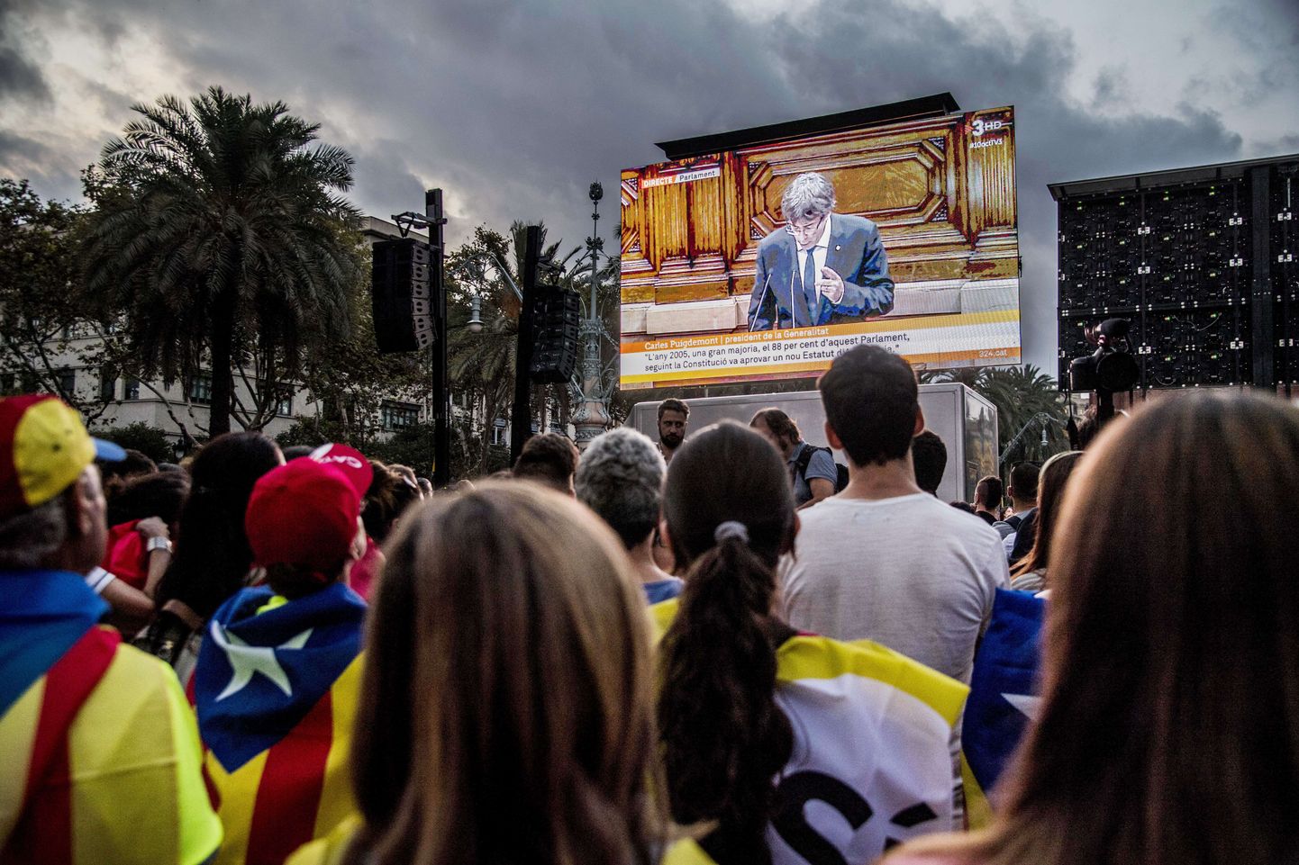 Kataloonia elanikud regiooni liidri Carles Carles Puigdemonti sõnavõttu jälgimas.
