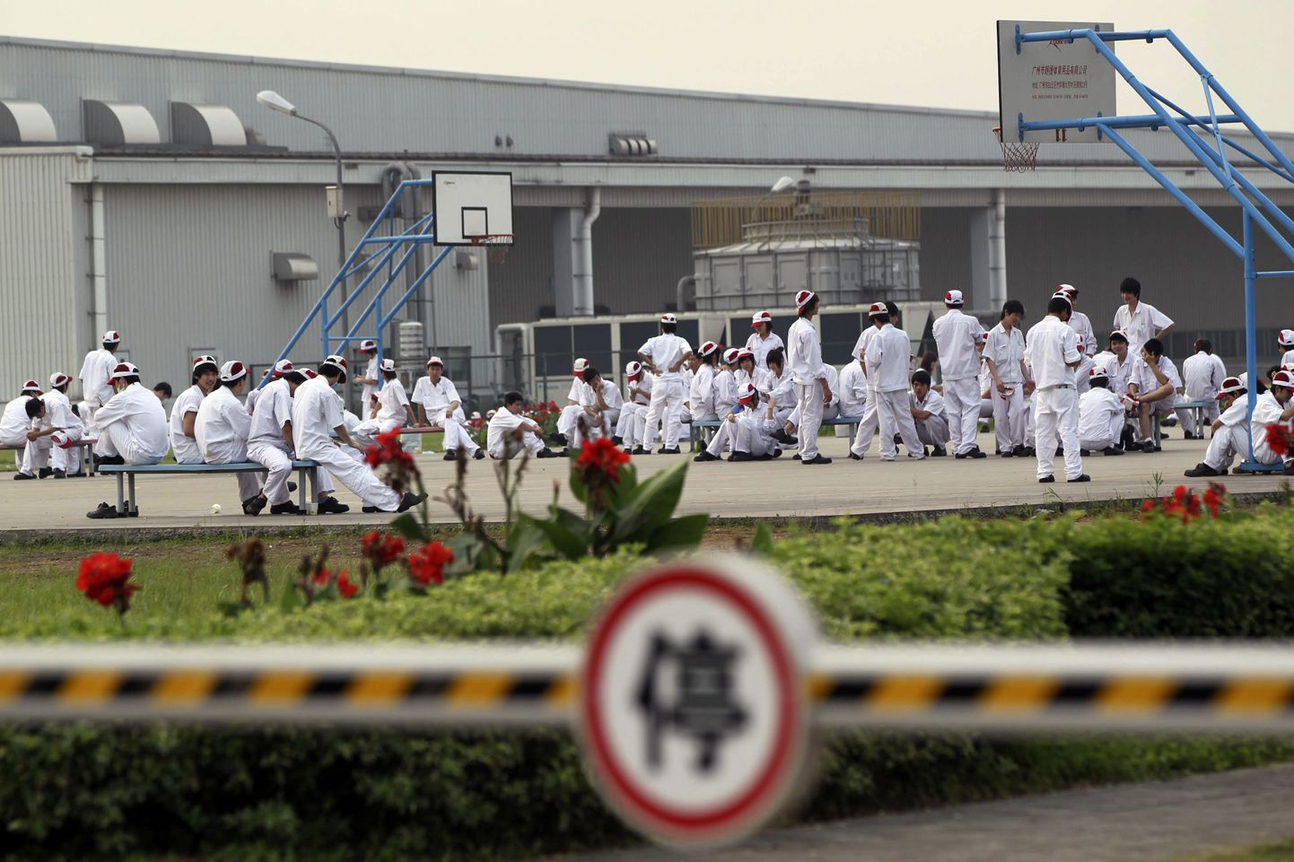 Töötjad 27. mail Honda Motori Foshani tehase õuel.
