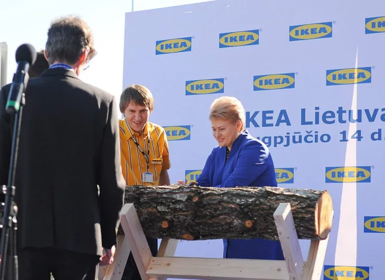 Leedu president Dalia Grybauskaitė 2013. aastal IKEA kaupluse avamisel.
