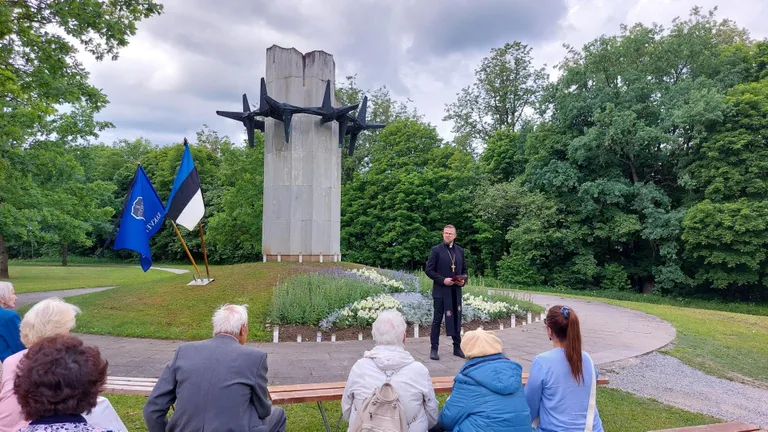 Juuniküüditamise ohvrite mälestamine Rakvere tammikus "Okaskrooni" juures.