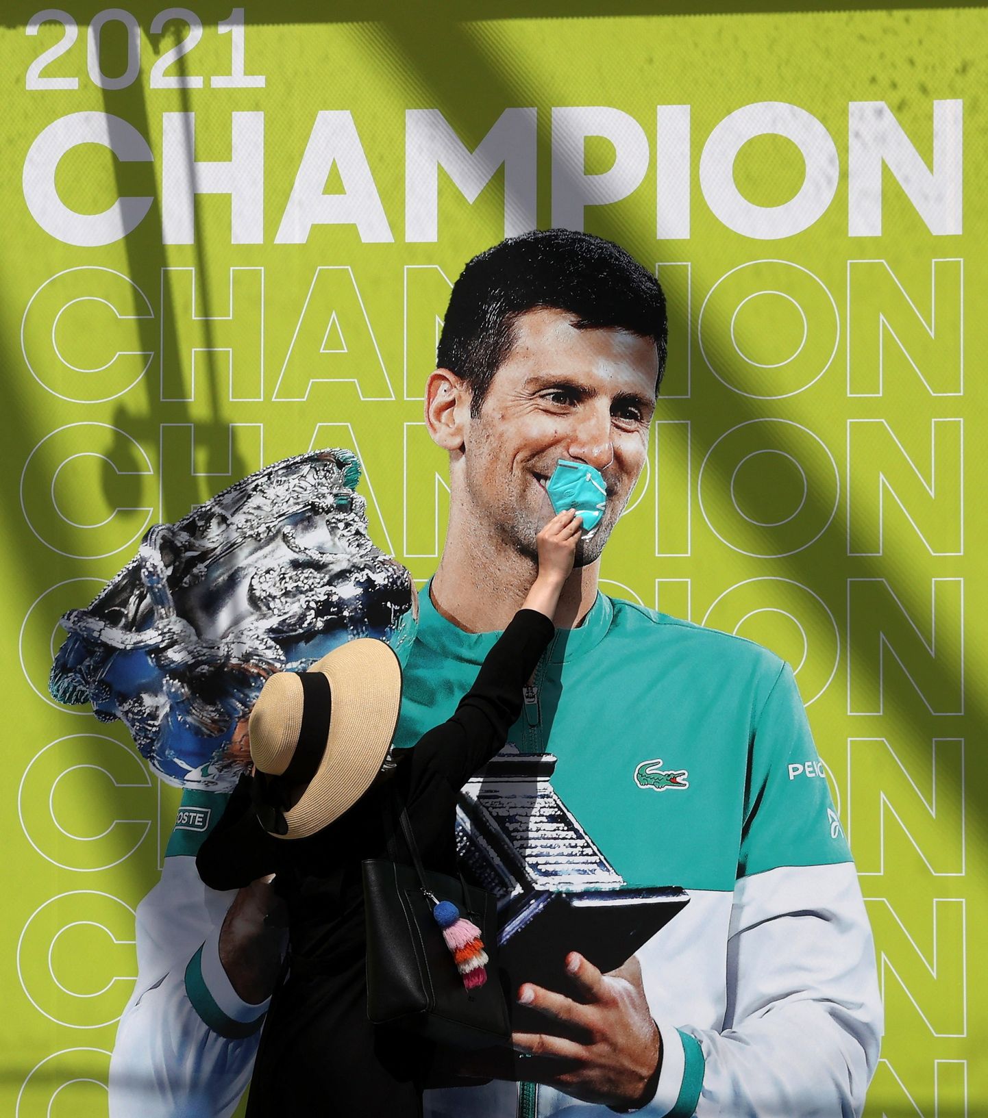 Maskiga fänn poseerimas Novak Djokovici pildi ees.