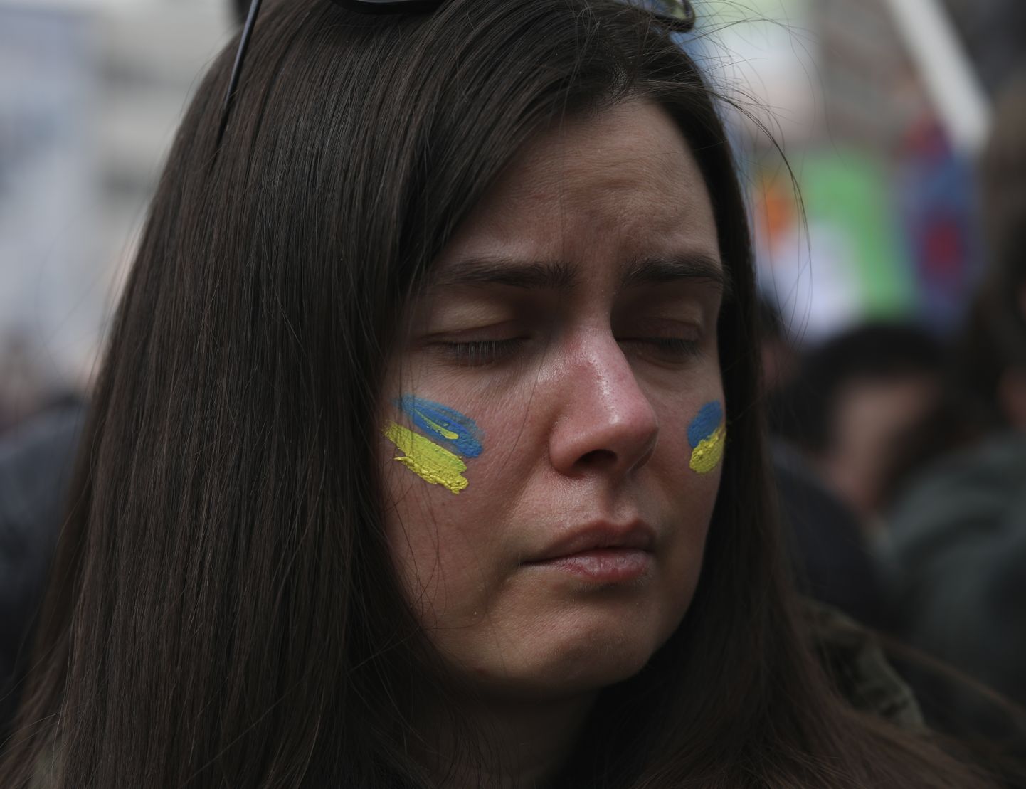 Naine Ukraina sõjavastasel krimmitatarlaste õigusi toetaval meeleavaldusel Ankaras, 5. märtsil 2022. aastal.