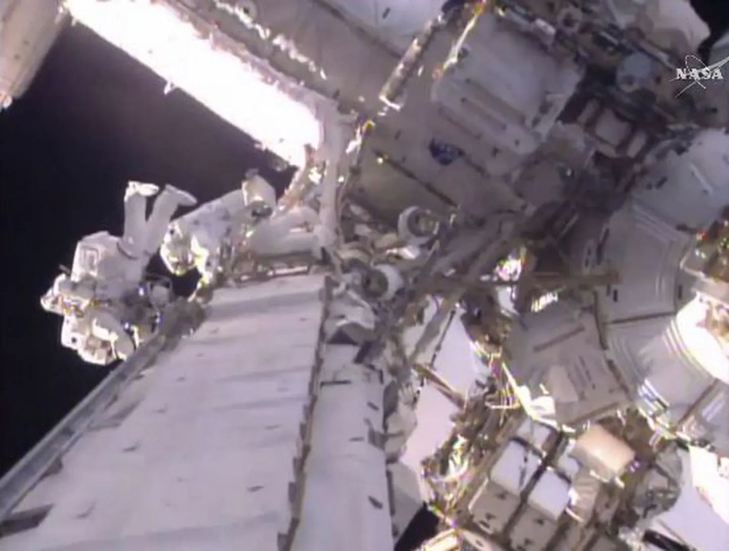 Prantsuse ja USA astronaut tegid eduka väljumise avakosmosesse.