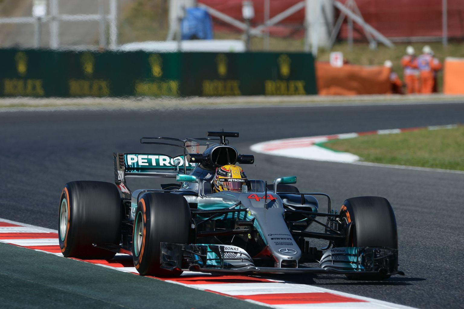 Mercedes on Hispaania GPl teiste arenduste kõrval oma vormeli nina kitsamaks teinud.