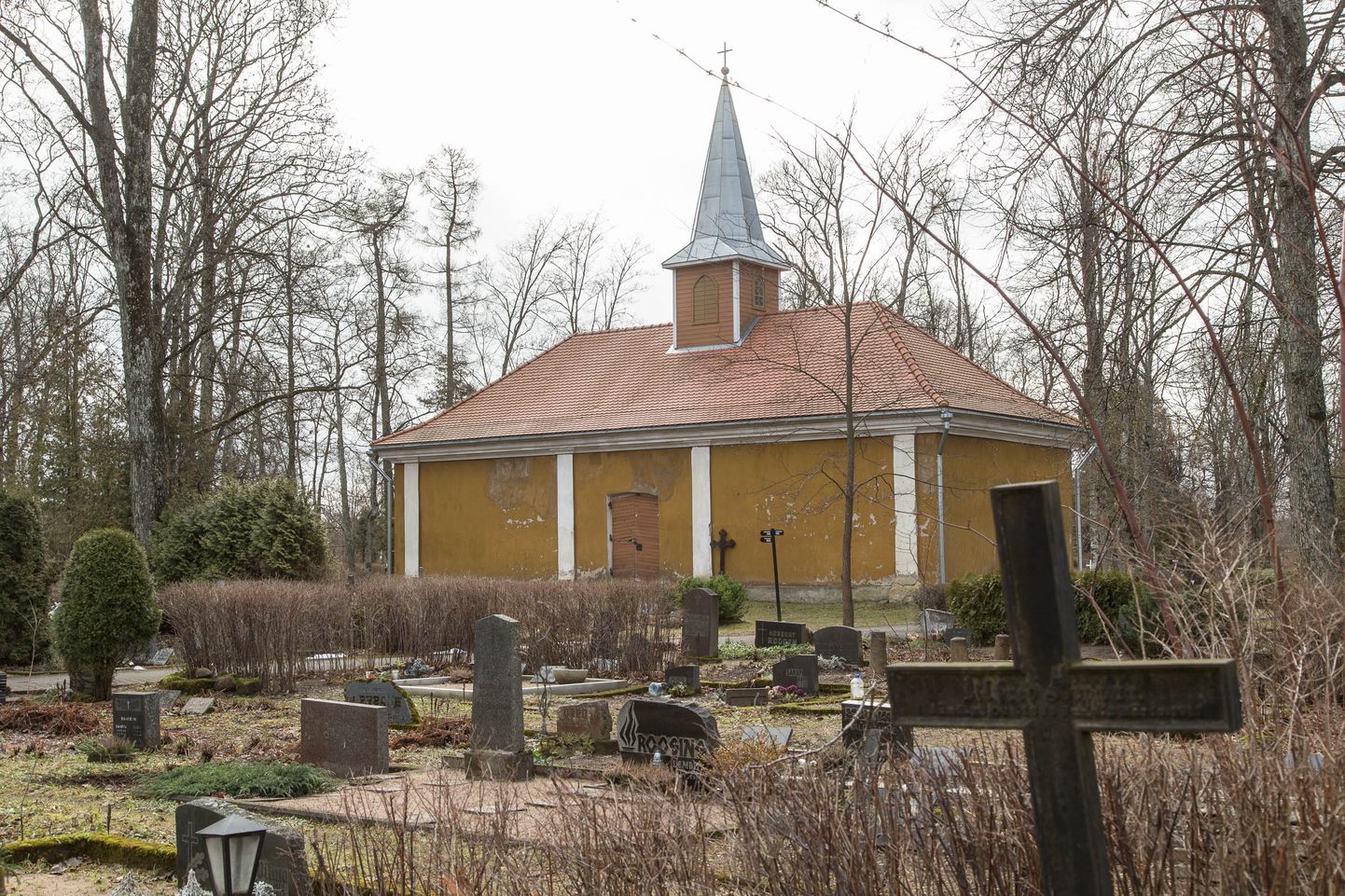 На Йыхвиском кладбище годами выполнялись необходимые работы по благоустройству, однако теперь волость более масштабно возьмется за его перестройку.