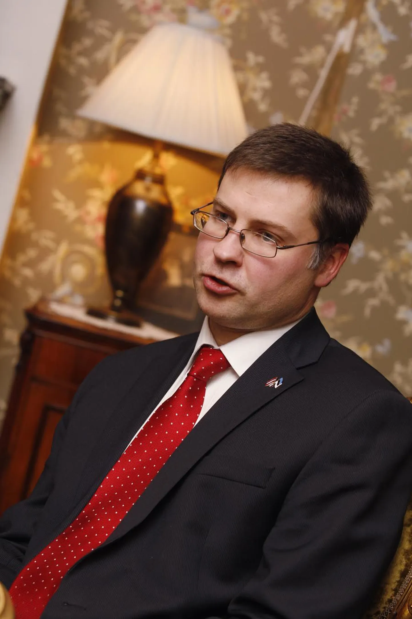 Läti peaministri Valdis Dombrovskise sõnul näitab keeruka riigieelarve vastuvõtmine möödunud nädalal, et tema kolmas järjestikune valitsus hoiab kokku.