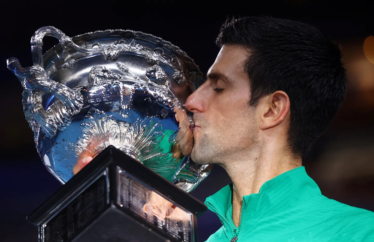 Novak Djokovic suudlemas jaanuaris Austraalia lahtiste võidukarikat.