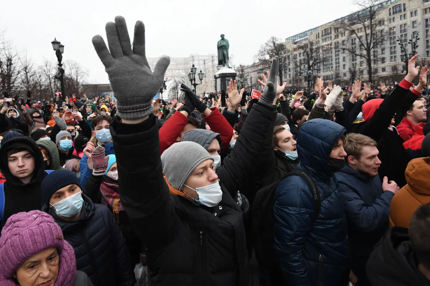 На акцию протеста в поддержку Навального пришла не только молодежь.